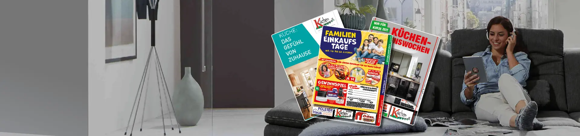 Frau sitzt entspannt auf grauem Sofa und liest die Möbelhaus Salzwedel Werbung mit günstigen Angeboten zu Sofas und Wohntrends. Moderner Wohnraum, gemütliche Atmosphäre und Fokus auf preiswerte Möbel Highlights.